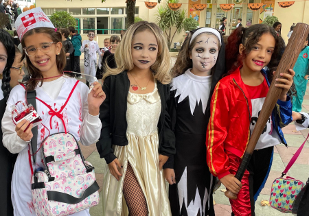Bruxas e monstros aterrorizam Halloween dos Plátanos